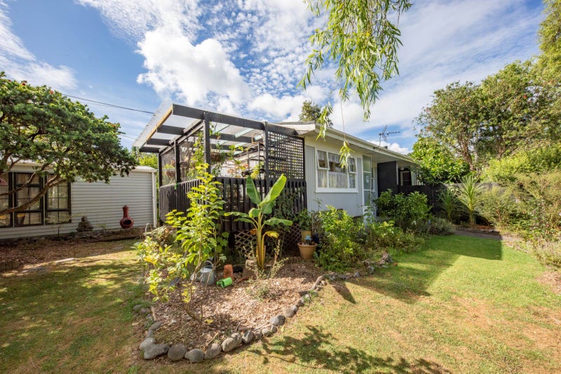 1/2 EARL Road, Titirangi, Auckland - Carousel 1
