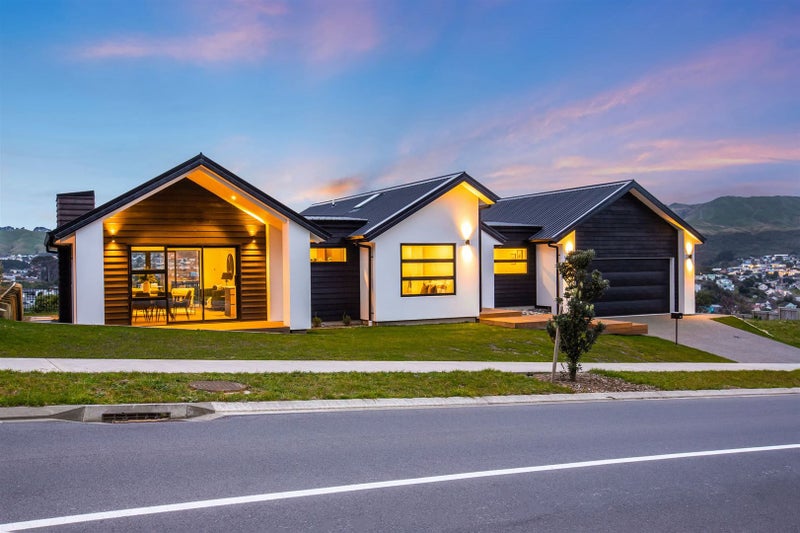 15 Queen Charlotte Drive, Aotea, Porirua - Carousel 1