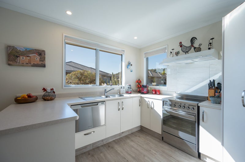 4 Holly Way, Tahunanui, Nelson - Carousel 2