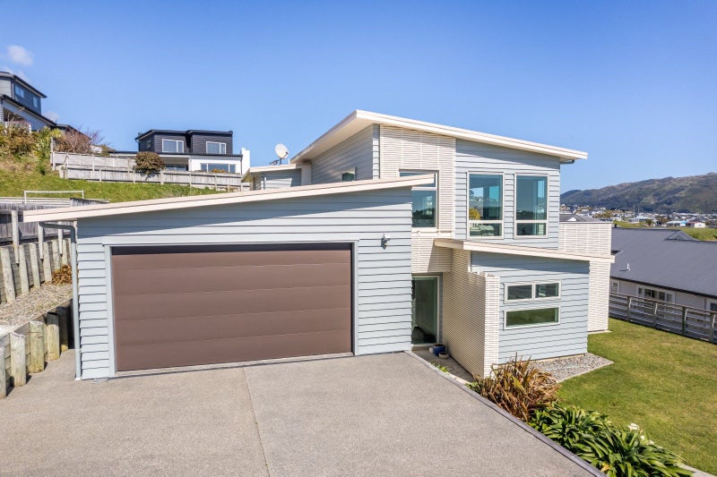10 Hollyford Place, Aotea, Porirua - Carousel 2