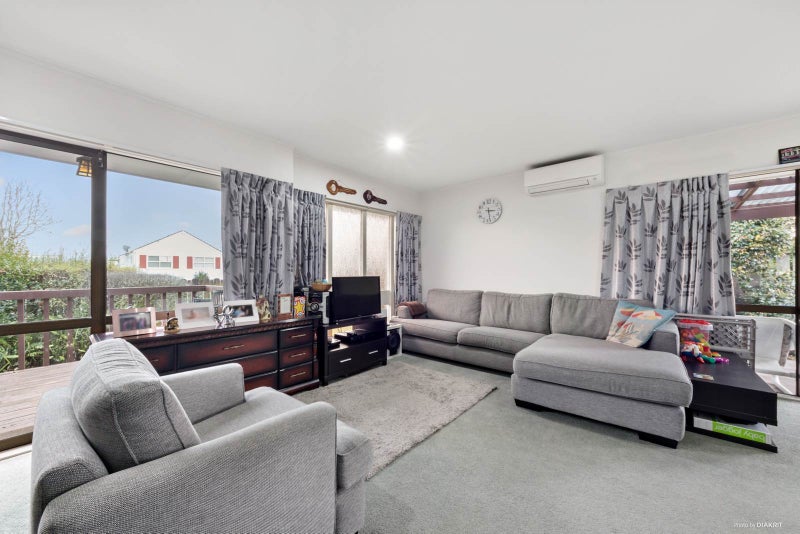 1/4 Tomintoul Place, Highland Park, Auckland - Carousel 1