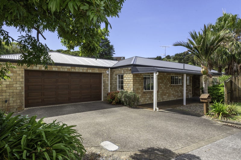 26 Bernie Edwards Place, Botany Downs, Auckland - Carousel 1