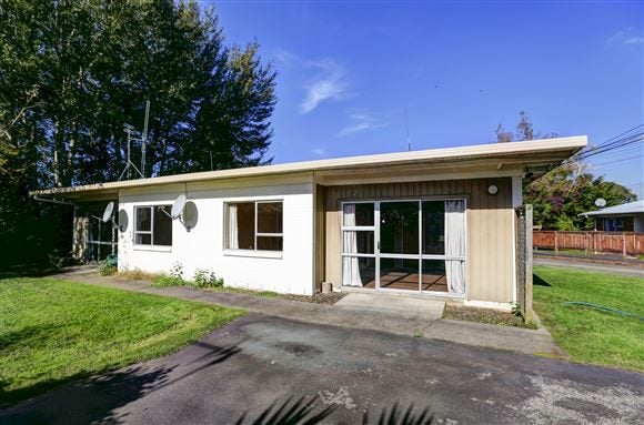 53 Barrie Crescent, Silverdale, Hamilton - Carousel 1