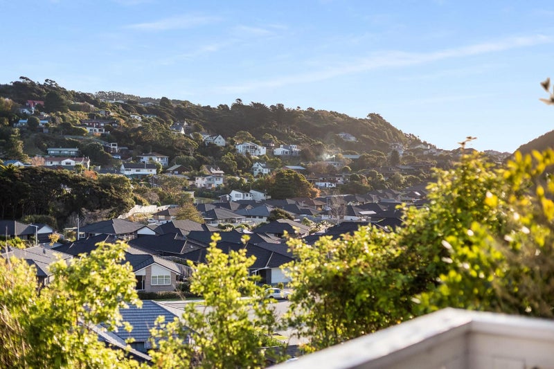 8 Eclipse Lane, Whitby, Porirua - Carousel 28