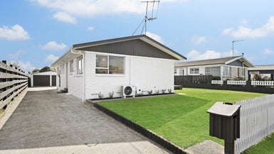 5 Leslie Place, Deanwell, Hamilton - Carousel 1