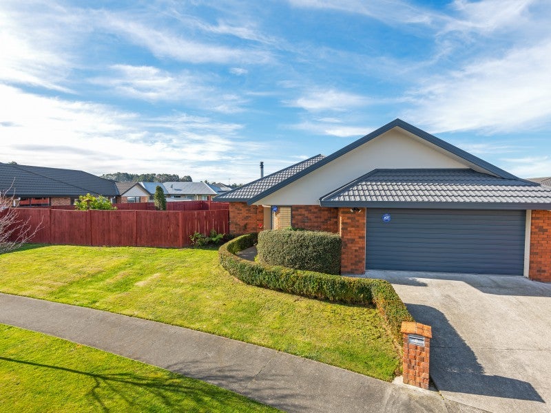 8 Sorrento Place, Kelvin Grove, Palmerston North - Carousel 2