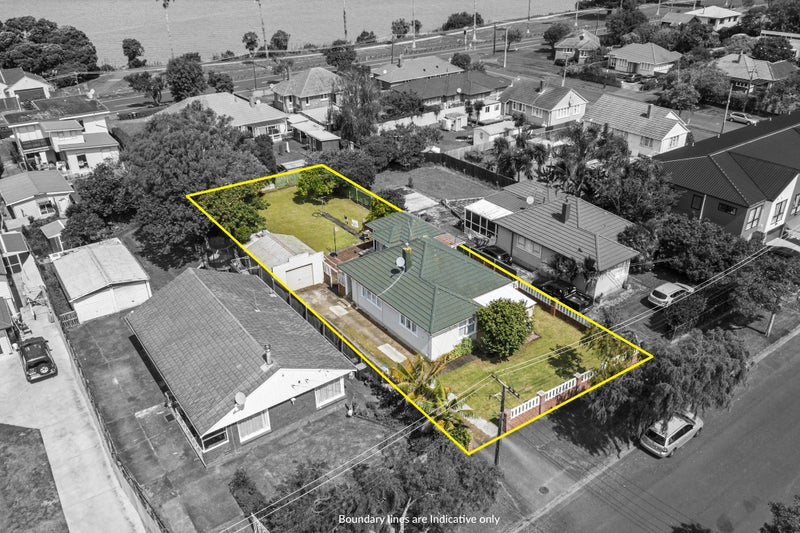 44 Tamatea Avenue, Point England, Auckland - Carousel 1