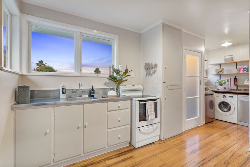 27 Tarata Crescent, Mangere Bridge, Auckland - Carousel 2