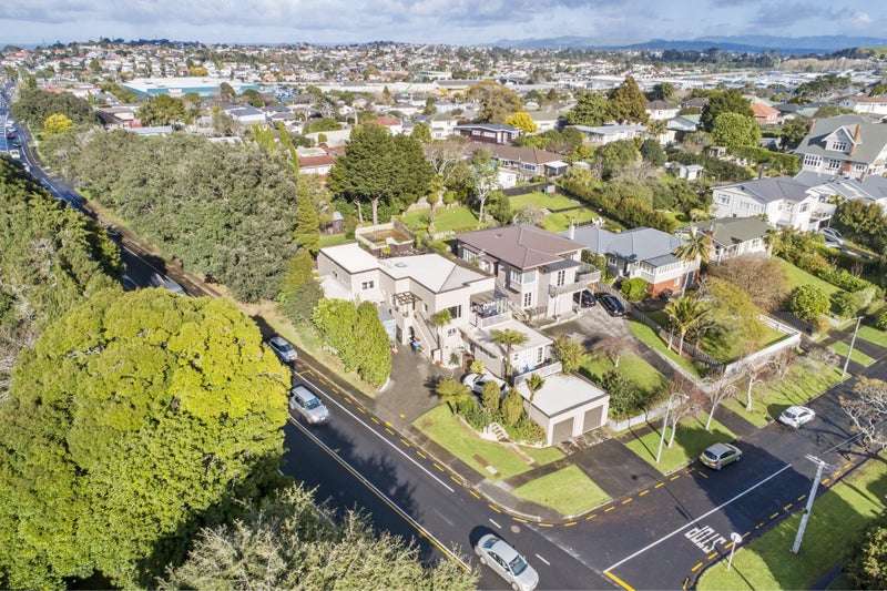 2 Marie Avenue, Hillsborough, Auckland - Carousel 1