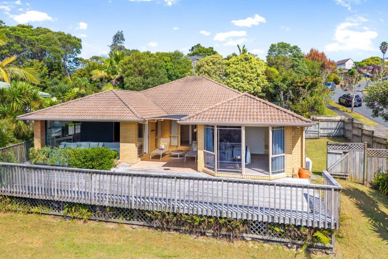 2 Greenleaf Way, Northcross, Auckland - Carousel 1