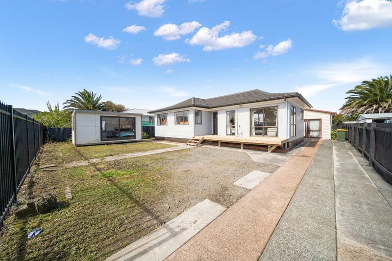 4 Molesworth Place, Mangere, Auckland - Carousel 1