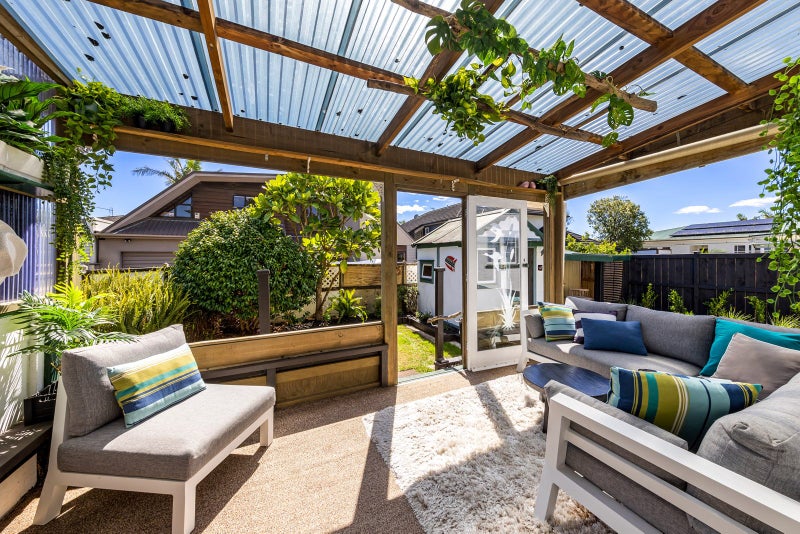 32 Dignan Street, Point Chevalier, Auckland - Carousel 2