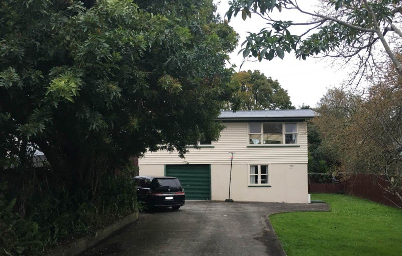 34 Totaravale Drive, Totara Vale, Auckland - Carousel 1