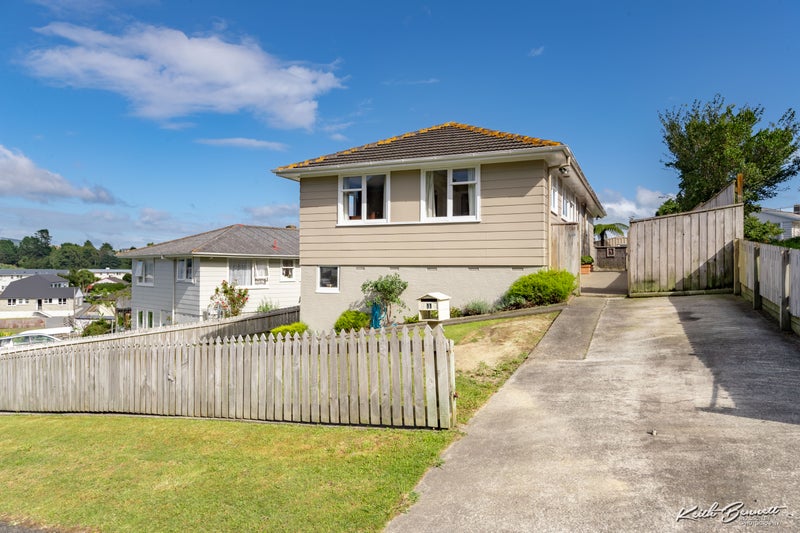 11 Penguin Grove, Waitangirua, Porirua - Carousel 1