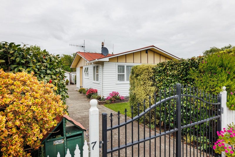 7 Clarke Avenue, Highbury, Palmerston North - Carousel 1