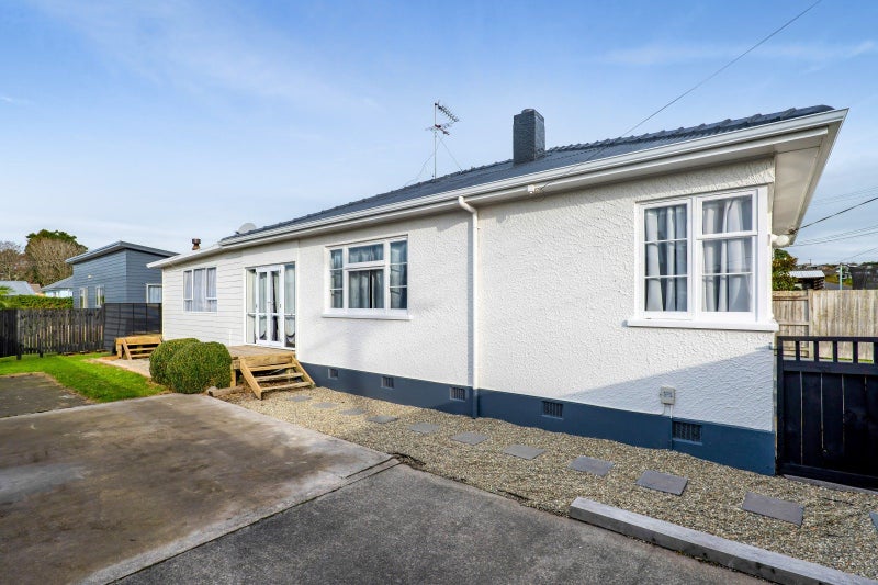 15A Queens Road, Glen Avon, New Plymouth - Carousel 1
