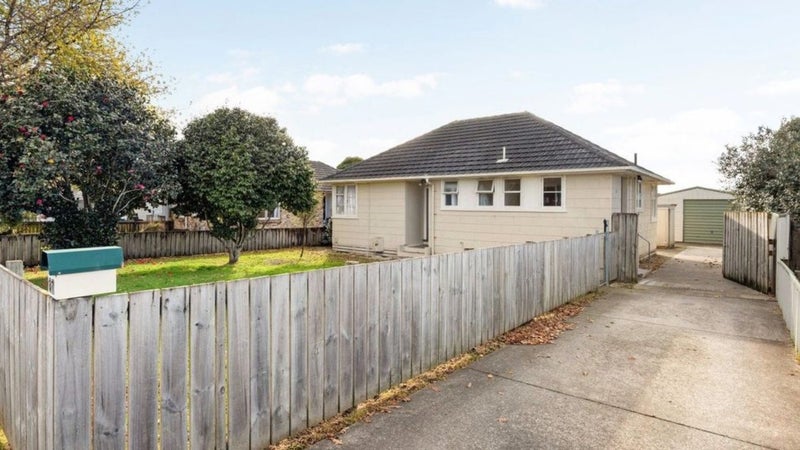 37 Montgomery Crescent, Bader, Hamilton - Carousel 1