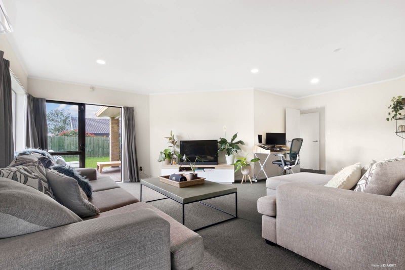 31 Picasso Drive, West Harbour, Auckland - Carousel 2