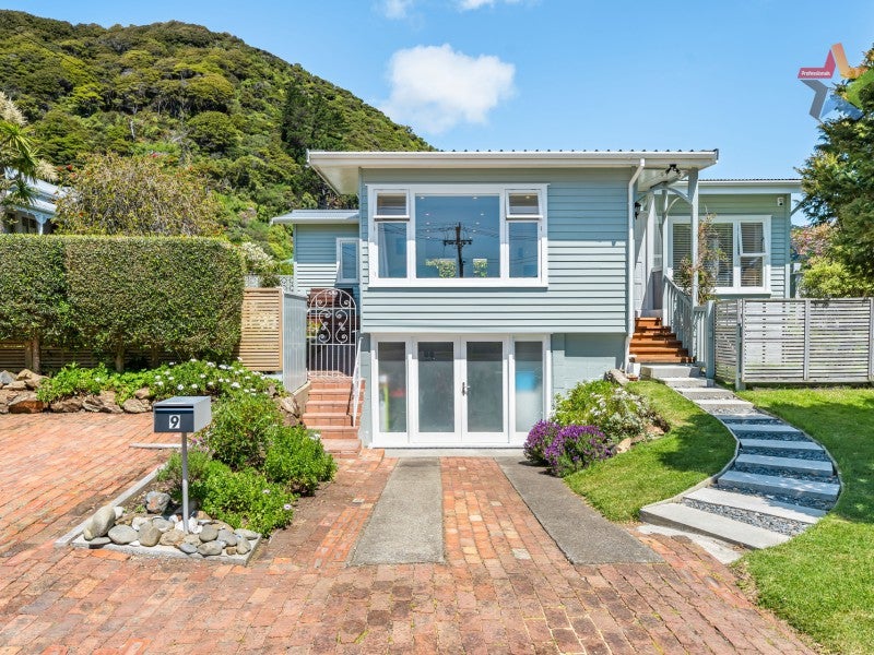 9 Puriri Street, Eastbourne, Lower Hutt - Carousel 1