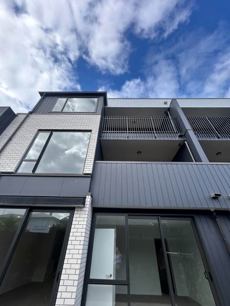 2/16 Treasure Lane, TE ATATU SOUTH, AUCKLAND - Carousel 11