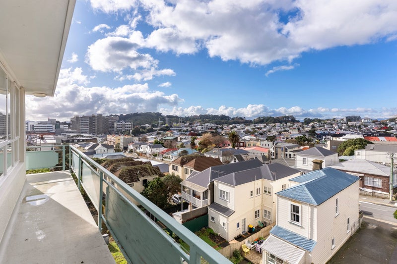 3/4 Kenwyn Terrace, Newtown, Wellington - Carousel 1