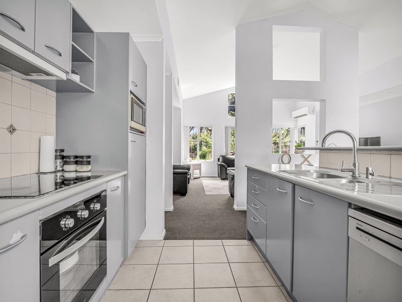 92 Riverton Drive, Randwick Park, Auckland - Carousel 2