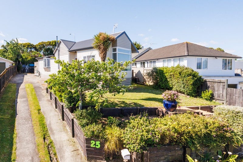 25 Dahlstrom Grove, Kelvin Grove, Palmerston North - Carousel 1