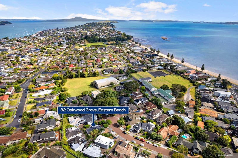32 Oakwood Grove, Eastern Beach, Auckland - Carousel 2