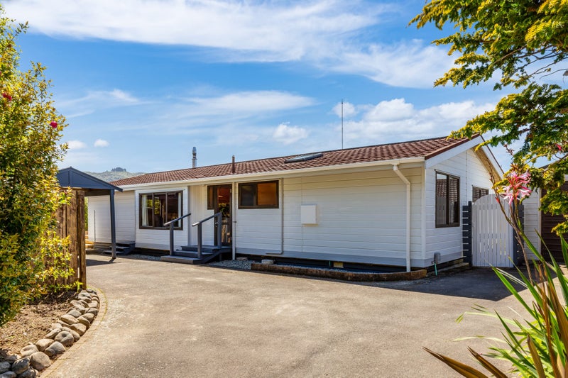 1 Dunleith Grove, Silverstream, Upper Hutt - Carousel 1