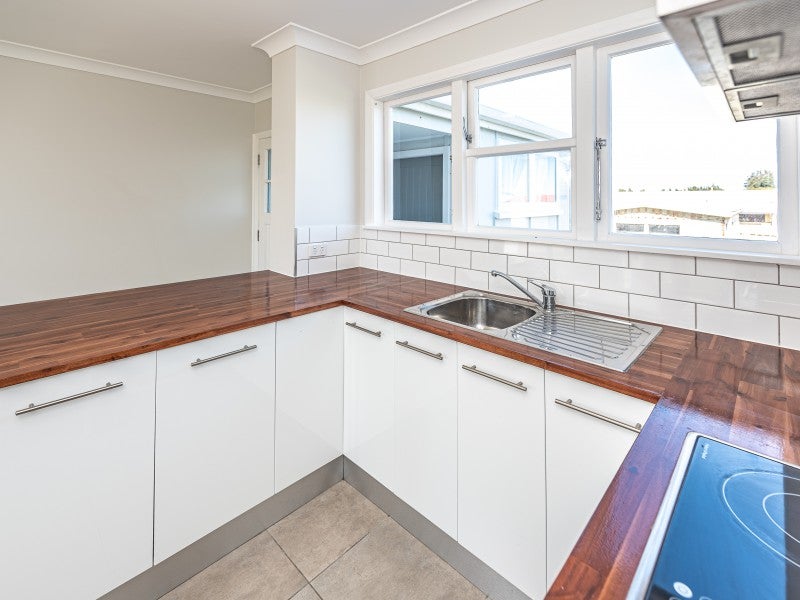 10 Matipo Street, Castlecliff, Whanganui - Carousel 2