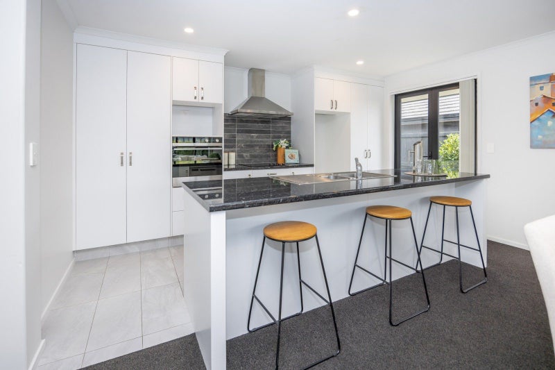 8 Ladeira Place, Fitzroy, Hamilton - Carousel 2