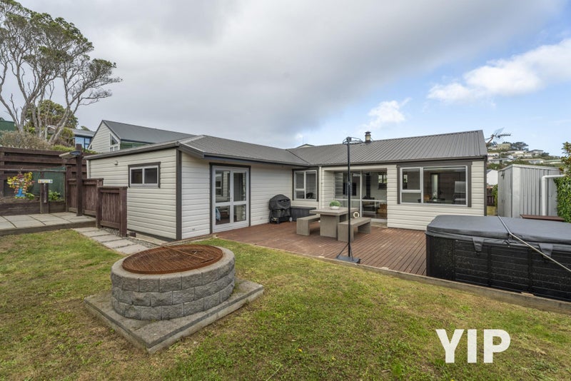 8 Gow Street, Newlands, Wellington - Carousel 1