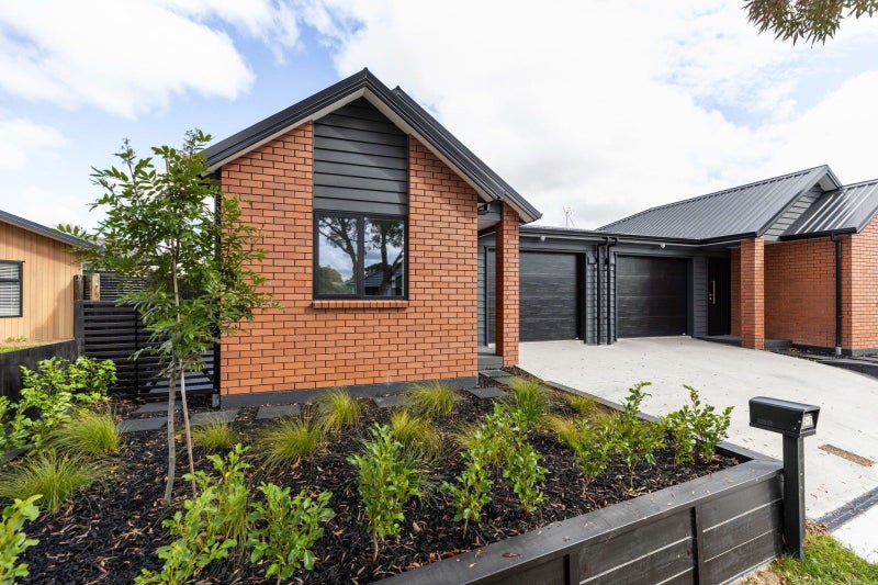 2/2 Meridian Place, Flagstaff, Hamilton - Carousel 1