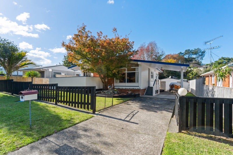11 Arosa Place, Forrest Hill, Auckland - Carousel 1