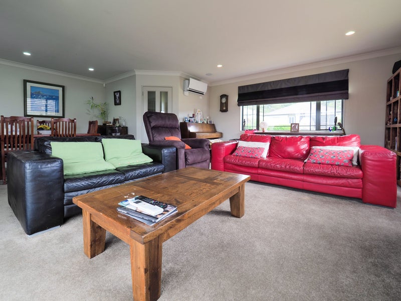 33 Staithes Drive North, Whitby, Porirua - Carousel 2