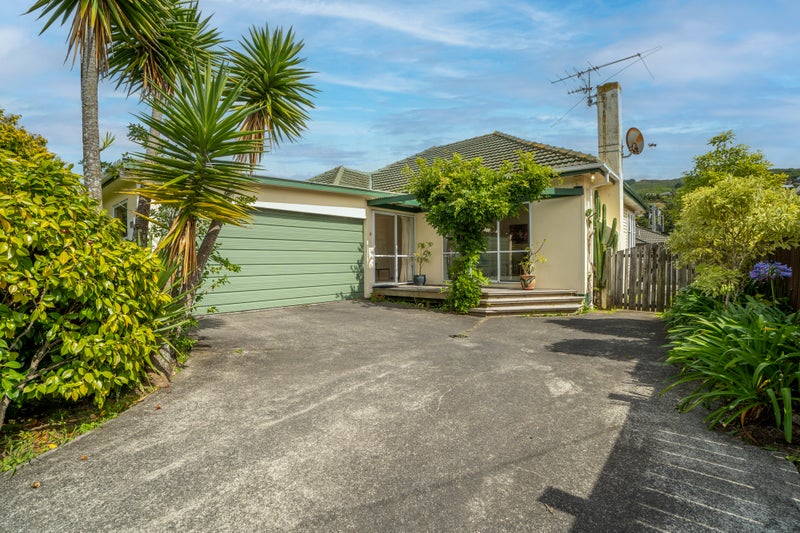 11 Hinau Street, Tawa, Wellington - Carousel 1