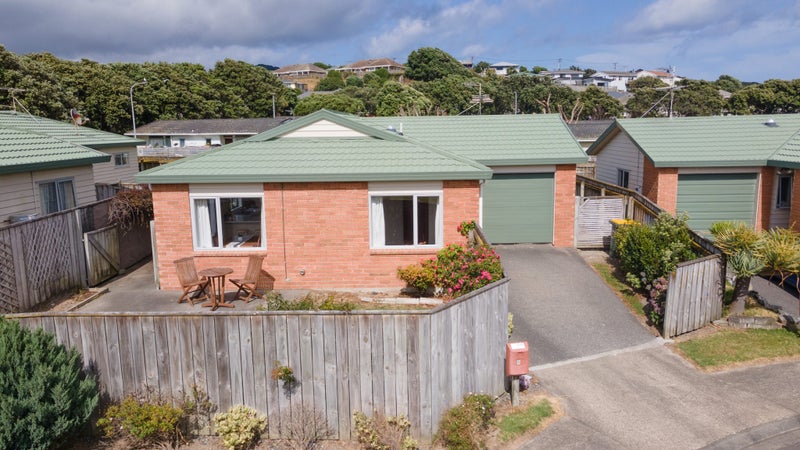 5 Pohutukawa Grove, Titahi Bay, Porirua - Carousel 1