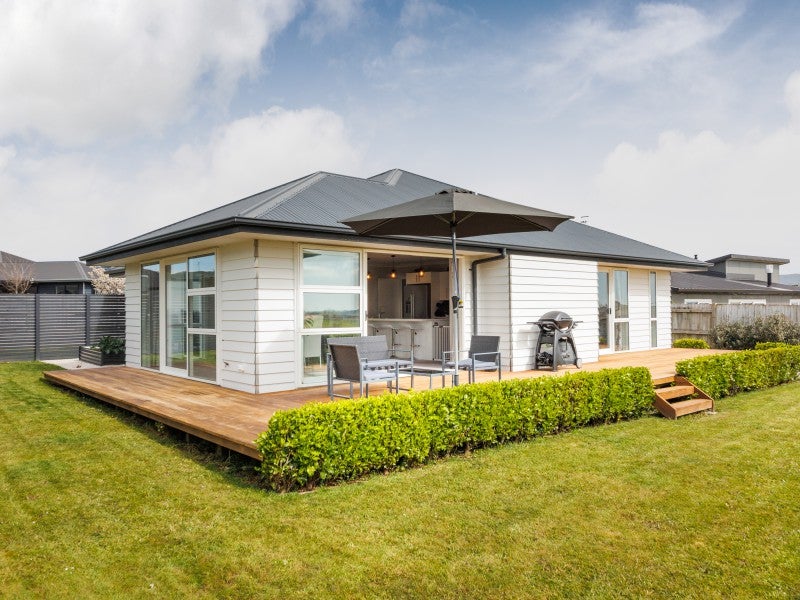 11 St Heliers Grove, Fitzherbert, Palmerston North - Carousel 1
