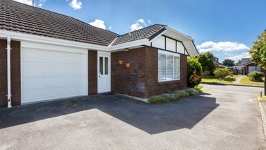 4A Comeskey Grove, Elderslea, Upper Hutt - Carousel 1