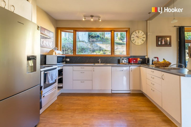 10 Castlewood Road, Company Bay, Dunedin - Carousel 2