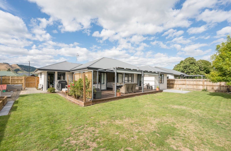 19 Ben Nevis Crescent, Brightwater - Carousel 1