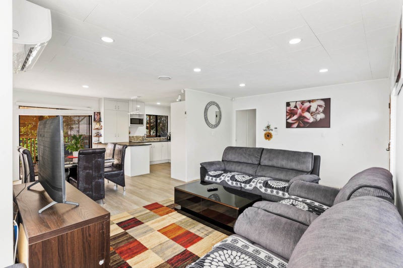 37 Rosemead Place, Randwick Park, Auckland - Carousel 2