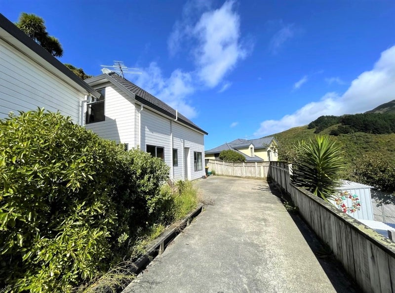 30A Domanski Crescent, Owhiro Bay, Wellington - Carousel 1