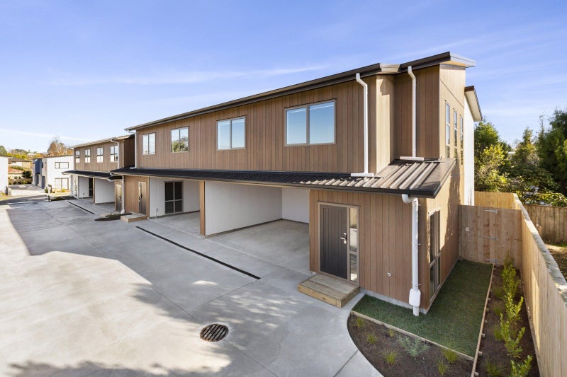 2/10 Gazeley Avenue, Silverdale, Hamilton - Carousel 1