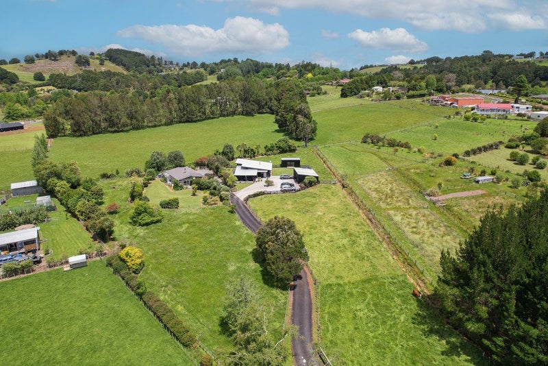 18 Main Road, Kamo - Carousel 1