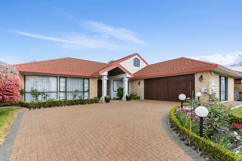 5 Connemara Court, West Harbour, Auckland - Carousel 1