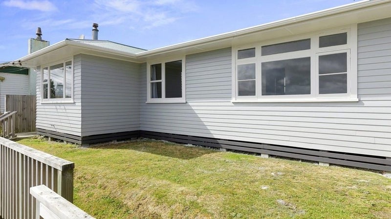 5A Balmain Street, Newlands, Wellington - Carousel 1