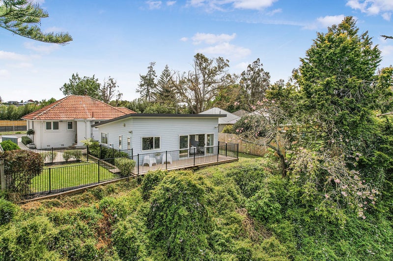 20 Stokes Crescent, Maeroa, Hamilton - Carousel 1