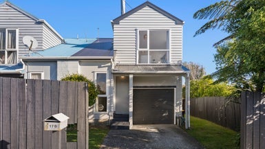 17B Colchester Crescent, Newlands, Wellington - Carousel 1