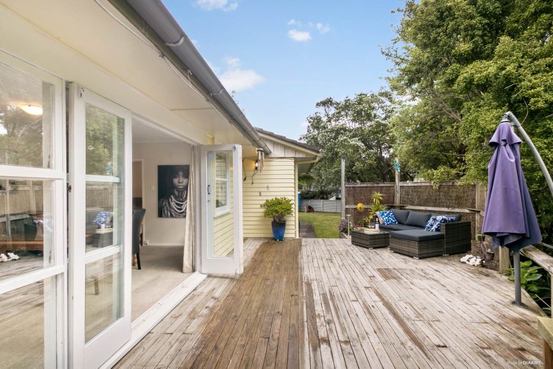 15 Pendlebury Street, Green Bay, Auckland - Carousel 1